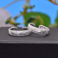 Trendy pair of Toe Rings in 925 Silver