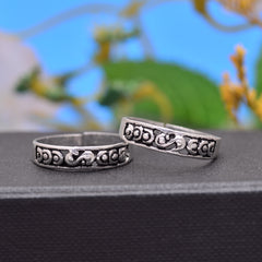 Pair of Designer and Oxidized Toe Rings Bichiya in 925 Sterling Silver